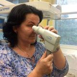 Oční lékařka Kateřina Bělohlávková ukazuje, jak funguje sítnicová kamera; Foto: Gabriela Hauptvogelová