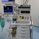 Přístroj anestesiologický s monitorovací jednotkou  s monitorem anestetických plynů, režim low flow a minimal flow