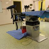 Stůl operační, mobilní, elektrický polohovatelný s nosností nad 135 kg
