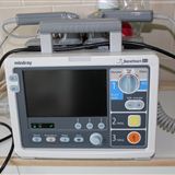 Defibrilátor s monitorem a externí stimulací